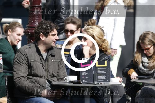 Amsterdam 7 april 2013
Liza Sips op een terras met haar nieuwe vriend Ralph Manheim.
Peter Smulders bv