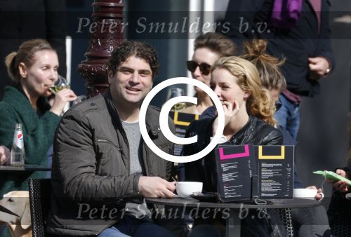Amsterdam 7 april 2013
Liza Sips op een terras met haar nieuwe vriend Ralph Manheim.
Peter Smulders bv