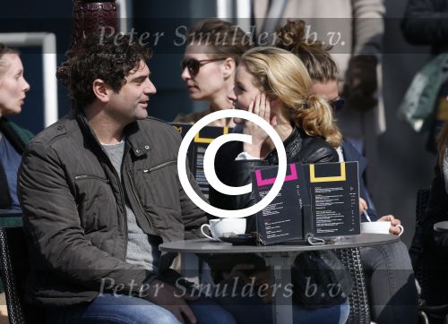Amsterdam 7 april 2013
Liza Sips op een terras met haar nieuwe vriend Ralph Manheim.
Peter Smulders bv
