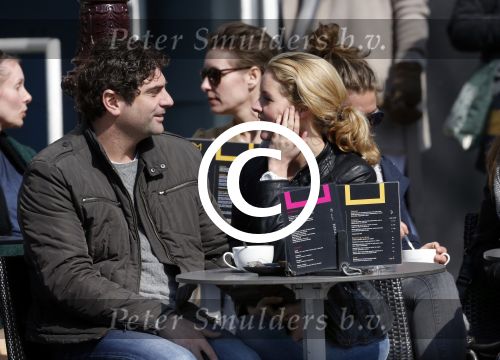 Amsterdam 7 april 2013
Liza Sips op een terras met haar nieuwe vriend Ralph Manheim.
Peter Smulders bv