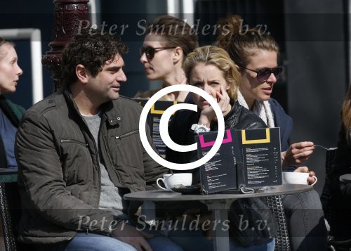 Amsterdam 7 april 2013
Liza Sips op een terras met haar nieuwe vriend Ralph Manheim.
Peter Smulders bv