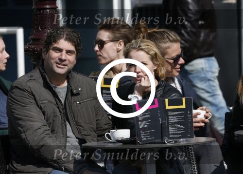 Amsterdam 7 april 2013
Liza Sips op een terras met haar nieuwe vriend Ralph Manheim.
Peter Smulders bv