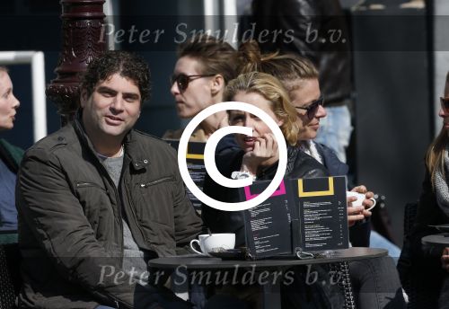 Amsterdam 7 april 2013
Liza Sips op een terras met haar nieuwe vriend Ralph Manheim.
Peter Smulders bv