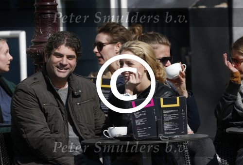 Amsterdam 7 april 2013
Liza Sips op een terras met haar nieuwe vriend Ralph Manheim.
Peter Smulders bv