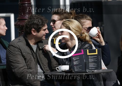 Amsterdam 7 april 2013
Liza Sips op een terras met haar nieuwe vriend Ralph Manheim.
Peter Smulders bv