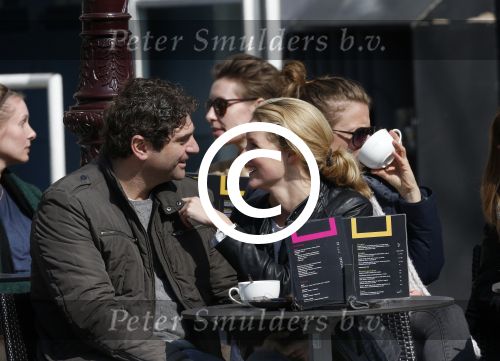 Amsterdam 7 april 2013
Liza Sips op een terras met haar nieuwe vriend Ralph Manheim.
Peter Smulders bv