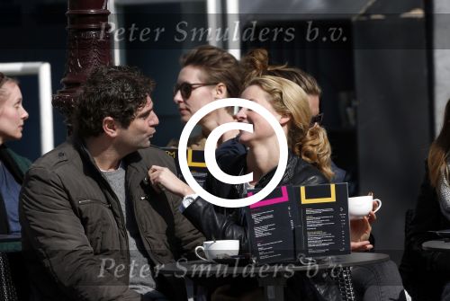 Amsterdam 7 april 2013
Liza Sips op een terras met haar nieuwe vriend Ralph Manheim.
Peter Smulders bv