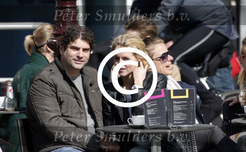 Amsterdam 7 april 2013
Liza Sips op een terras met haar nieuwe vriend Ralph Manheim.
Peter Smulders bv