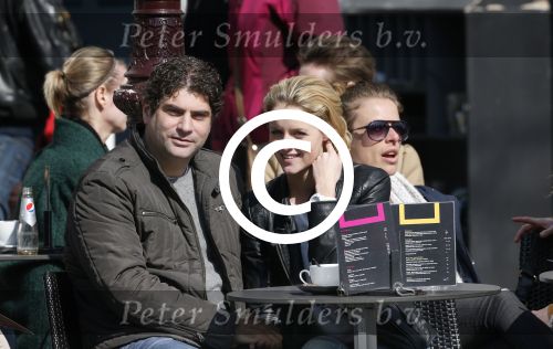 Amsterdam 7 april 2013
Liza Sips op een terras met haar nieuwe vriend Ralph Manheim.
Peter Smulders bv