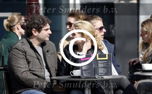 Amsterdam 7 april 2013
Liza Sips op een terras met haar nieuwe vriend Ralph Manheim.
Peter Smulders bv
