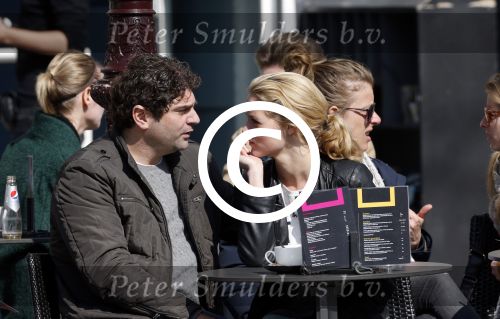 Amsterdam 7 april 2013
Liza Sips op een terras met haar nieuwe vriend Ralph Manheim.
Peter Smulders bv