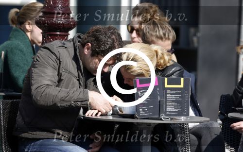 Amsterdam 7 april 2013
Liza Sips op een terras met haar nieuwe vriend Ralph Manheim.
Peter Smulders bv