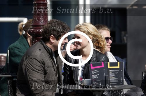 Amsterdam 7 april 2013
Liza Sips op een terras met haar nieuwe vriend Ralph Manheim.
Peter Smulders bv