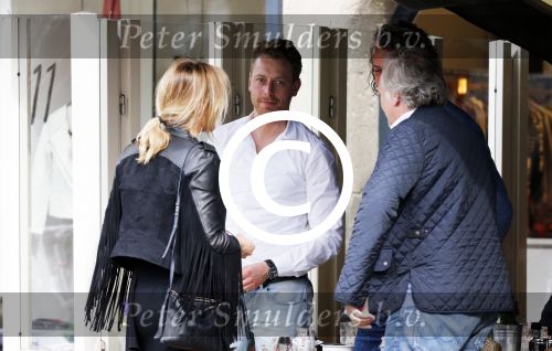 Amsterdam 17 april 2013
Lieke v Lexmond en Mark v Eeuwen groeten elkaar op terras bij Joffers. Mark zat er met een vriend en Lieke kwam daar met haar manager Frank Wisse.
Peter Smulders bv