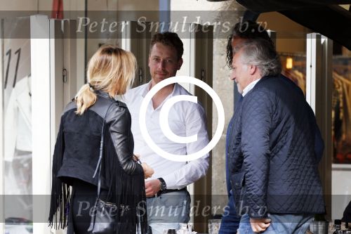 Amsterdam 17 april 2013
Lieke v Lexmond en Mark v Eeuwen groeten elkaar op terras bij Joffers. Mark zat er met een vriend en Lieke kwam daar met haar manager Frank Wisse.
Peter Smulders bv