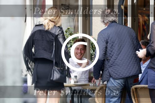 Amsterdam 17 april 2013
Lieke v Lexmond en Mark v Eeuwen groeten elkaar op terras bij Joffers. Mark zat er met een vriend en Lieke kwam daar met haar manager Frank Wisse.
Peter Smulders bv