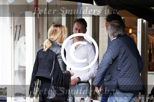 Amsterdam 17 april 2013
Lieke v Lexmond en Mark v Eeuwen groeten elkaar op terras bij Joffers. Mark zat er met een vriend en Lieke kwam daar met haar manager Frank Wisse.
Peter Smulders bv