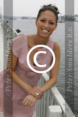 Amsterdam 20 juli 2004
Perspresentatie SBS ^ NET5 en Veronica.
Maureen du Toit
Peter Smulders bv