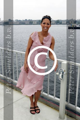 Amsterdam 20 juli 2004
Perspresentatie SBS ^ NET5 en Veronica.
Maureen du Toit
Peter Smulders bv