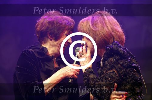 Amsterdam 2 april 2013
Liesbeth List krijgt uit handen van Mies Bouwman de radio Nostalgia ouvre award in het nieuwe de la mar theater.
Peter Smulders bv