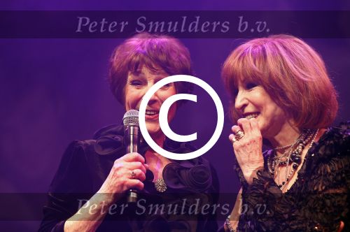 Amsterdam 2 april 2013
Liesbeth List krijgt uit handen van Mies Bouwman de radio Nostalgia ouvre award in het nieuwe de la mar theater.
Peter Smulders bv