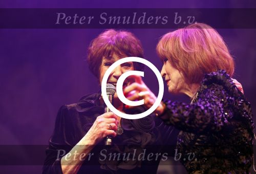 Amsterdam 2 april 2013
Liesbeth List krijgt uit handen van Mies Bouwman de radio Nostalgia ouvre award in het nieuwe de la mar theater.
Peter Smulders bv