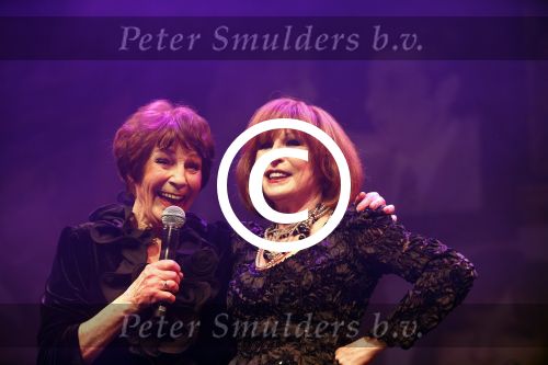 Amsterdam 2 april 2013
Liesbeth List krijgt uit handen van Mies Bouwman de radio Nostalgia ouvre award in het nieuwe de la mar theater.
Peter Smulders bv