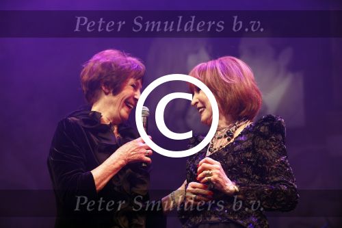 Amsterdam 2 april 2013
Liesbeth List krijgt uit handen van Mies Bouwman de radio Nostalgia ouvre award in het nieuwe de la mar theater.
Peter Smulders bv