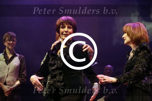 Amsterdam 2 april 2013
Liesbeth List krijgt uit handen van Mies Bouwman de radio Nostalgia ouvre award in het nieuwe de la mar theater.
Peter Smulders bv