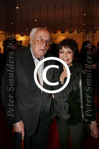 Amsterdam 2 april 2013
Liesbeth List krijgt uit handen van Mies Bouwman de radio Nostalgia ouvre award in het nieuwe de la mar theater. Mies met man Leen Timp
Peter Smulders bv