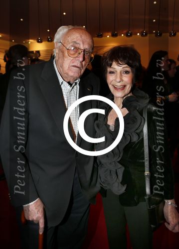 Amsterdam 2 april 2013
Liesbeth List krijgt uit handen van Mies Bouwman de radio Nostalgia ouvre award in het nieuwe de la mar theater. Mies met man Leen Timp
Peter Smulders bv