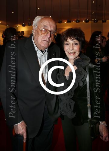 Amsterdam 2 april 2013
Liesbeth List krijgt uit handen van Mies Bouwman de radio Nostalgia ouvre award in het nieuwe de la mar theater. Mies met man Leen Timp
Peter Smulders bv