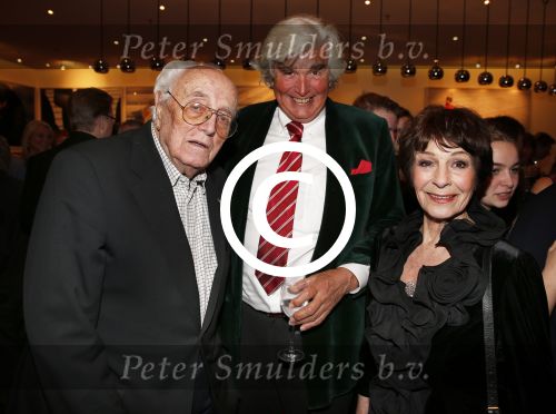 Amsterdam 2 april 2013
Liesbeth List krijgt uit handen van Mies Bouwman de radio Nostalgia ouvre award in het nieuwe de la mar theater. Cor v Zadelhoff met Mies Bouwman en Leen Timp
Peter Smulders bv
