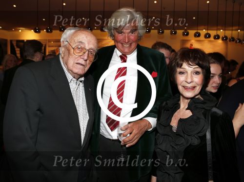 Amsterdam 2 april 2013
Liesbeth List krijgt uit handen van Mies Bouwman de radio Nostalgia ouvre award in het nieuwe de la mar theater. Cor v Zadelhoff met Mies Bouwman en Leen Timp
Peter Smulders bv