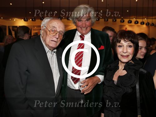 Amsterdam 2 april 2013
Liesbeth List krijgt uit handen van Mies Bouwman de radio Nostalgia ouvre award in het nieuwe de la mar theater. Cor v Zadelhoff met Mies Bouwman en Leen Timp
Peter Smulders bv