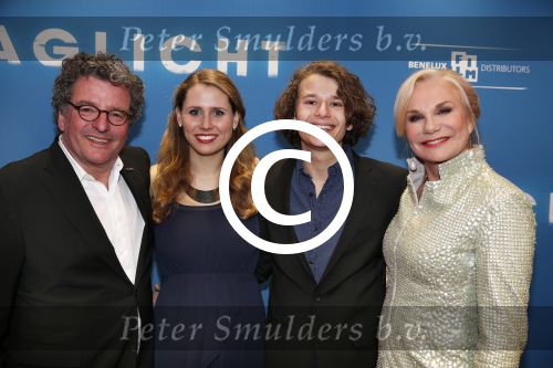 Amsterdam 8 april 2013
Premiere daglicht in Tuschinski. Monique v d Ven met man Edwin de Vries en zoon met schoondochter
Peter Smulders bv