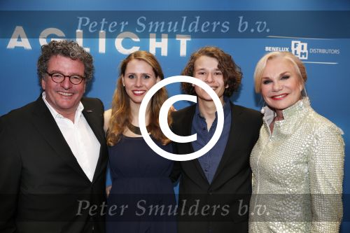Amsterdam 8 april 2013
Premiere daglicht in Tuschinski. Monique v d Ven met man Edwin de Vries en zoon met schoondochter
Peter Smulders bv