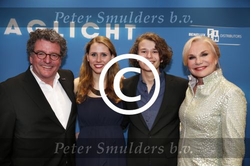 Amsterdam 8 april 2013
Premiere daglicht in Tuschinski. Monique v d Ven met man Edwin de Vries en zoon met schoondochter
Peter Smulders bv