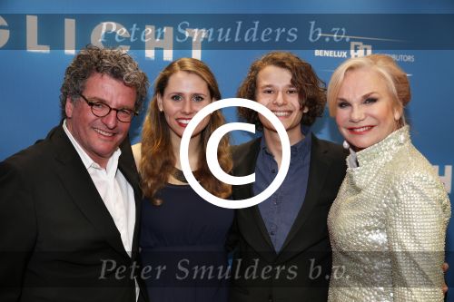 Amsterdam 8 april 2013
Premiere daglicht in Tuschinski. Monique v d Ven met man Edwin de Vries en zoon met schoondochter
Peter Smulders bv