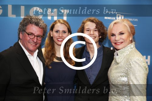 Amsterdam 8 april 2013
Premiere daglicht in Tuschinski. Monique v d Ven met man Edwin de Vries en zoon met schoondochter
Peter Smulders bv