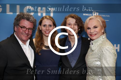 Amsterdam 8 april 2013
Premiere daglicht in Tuschinski. Monique v d Ven met man Edwin de Vries en zoon met schoondochter
Peter Smulders bv