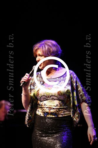 Amsterdam 2 april 2013
Liesbeth List krijgt uit handen van Mies Bouwman de radio Nostalgia ouvre award in het nieuwe de la mar theater. Myrna Goossen
Peter Smulders bv