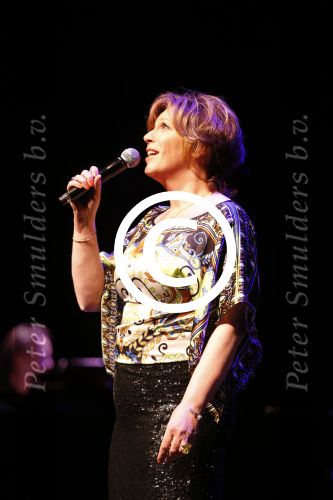 Amsterdam 2 april 2013
Liesbeth List krijgt uit handen van Mies Bouwman de radio Nostalgia ouvre award in het nieuwe de la mar theater. Myrna Goossen
Peter Smulders bv