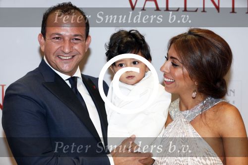 Amsterdam 18 maart 2013
Premiere Valentino in Tuschinski met in de hoofdrollen Najib Amhali Elise Schaap Johnny de Mol en Yolanthe Sneijder Cabau. Najib met zijn vrouw Niama en zoontje
Peter Smulders bv
