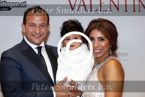 Amsterdam 18 maart 2013
Premiere Valentino in Tuschinski met in de hoofdrollen Najib Amhali Elise Schaap Johnny de Mol en Yolanthe Sneijder Cabau. Najib met zijn vrouw Niama en zoontje
Peter Smulders bv