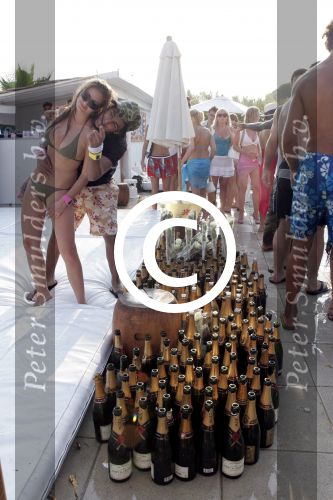 St Tropez 24 juli 2004
Nikki Beach st tropez. Moet Chandon champagne
Peter Smulders bv