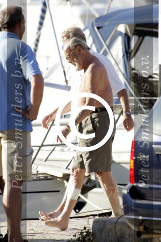Porto Ercole 9 Juni 2004
Prins Bernhard met been in verband op de Jumbo VI
Peter Smulders BV