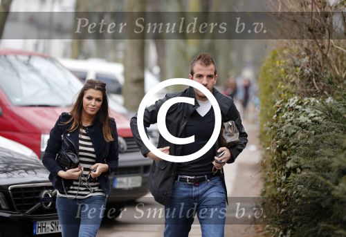 Hamburg 9 april 2013
Rafael v d Vaart en Sabia Boulahrouz bij zijn en haar huis.
Peter Smulders bv