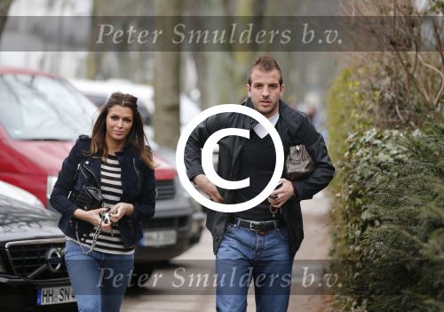 Hamburg 9 april 2013
Rafael v d Vaart en Sabia Boulahrouz bij zijn en haar huis.
Peter Smulders bv