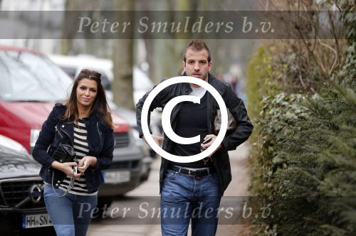 Hamburg 9 april 2013
Rafael v d Vaart en Sabia Boulahrouz bij zijn en haar huis.
Peter Smulders bv